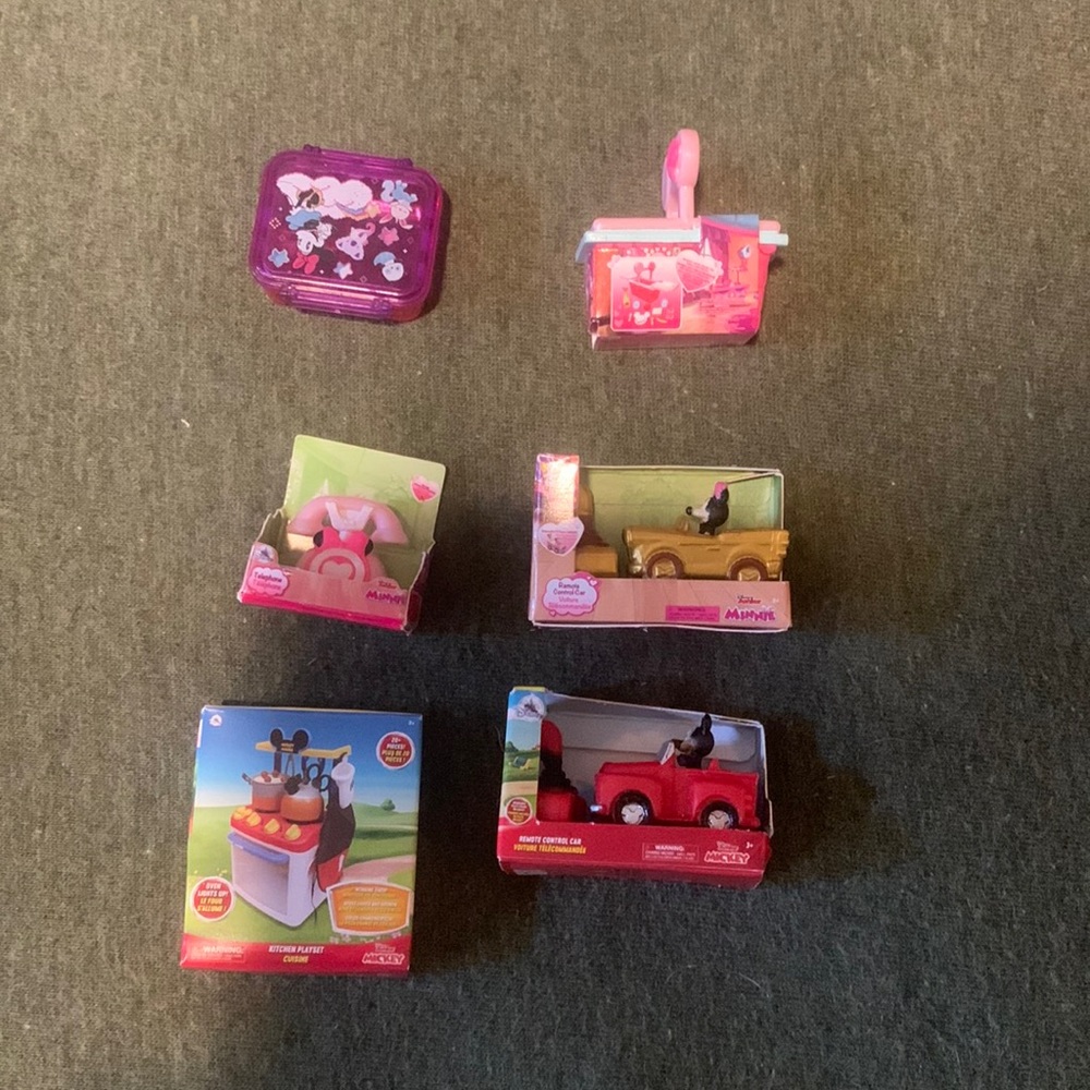 Minnie Mouse Disney mini brands lot of 7 , ultra rare gold included